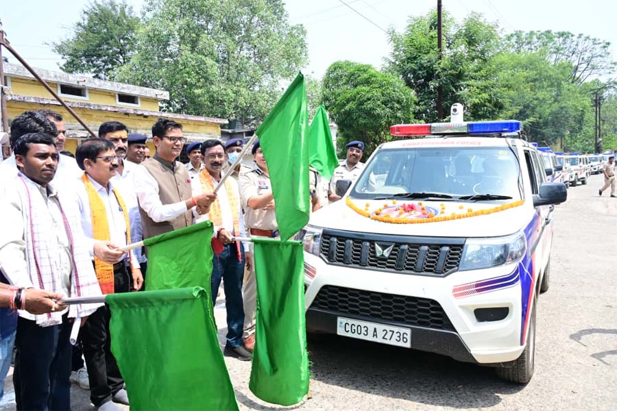 रायपुर : वित्त मंत्री ओपी चौधरी ने रायगढ़ को मिली 16 अत्याधुनिक डायल-112 ईआरवी वाहनों को दिखाई हरी झंडी