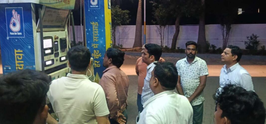 रायपुर : अनियमितता मिलने पर खरसिया का वंदना पेट्रोल पंप सील