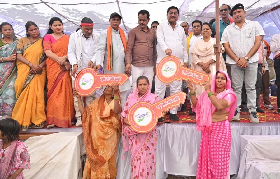 रायपुर : सुशासन तिहार 2026 : मंत्री दयाल दास बघेल ने झांकी शिविर में हितग्राहियों को वितरित किए प्रमाण पत्र, कार्ड एवं आवास की चाबियां