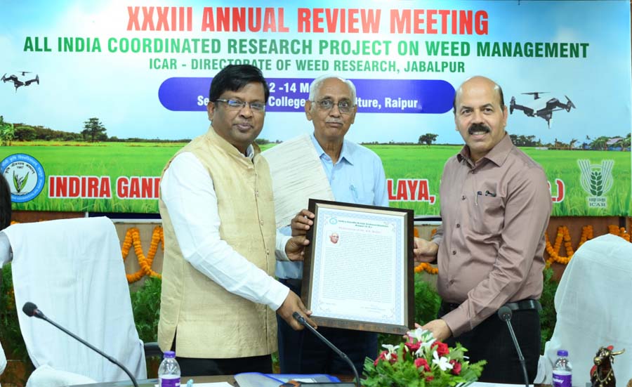 रायपुर : रासायनिक खरपतवारनाशकों का नियंत्रित और प्रभावी उपयोग किया जाए – डॉ. नायक