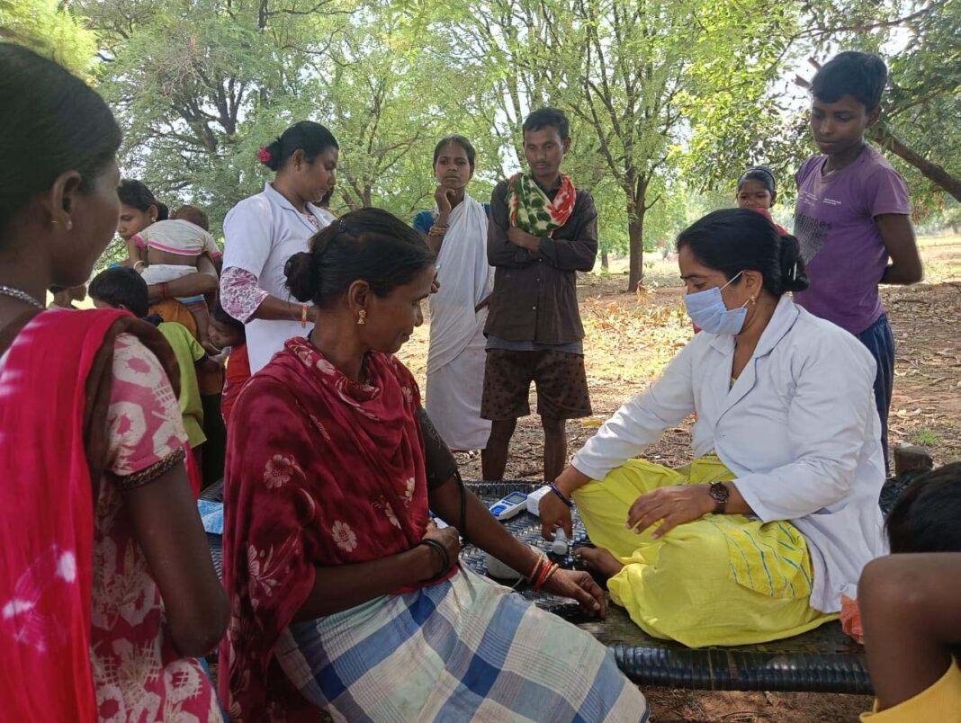 रायपुर : दुर्गम जंगलों के बीच पहुंची स्वास्थ्य सेवा, 771 ग्रामीणों की हुई जांच