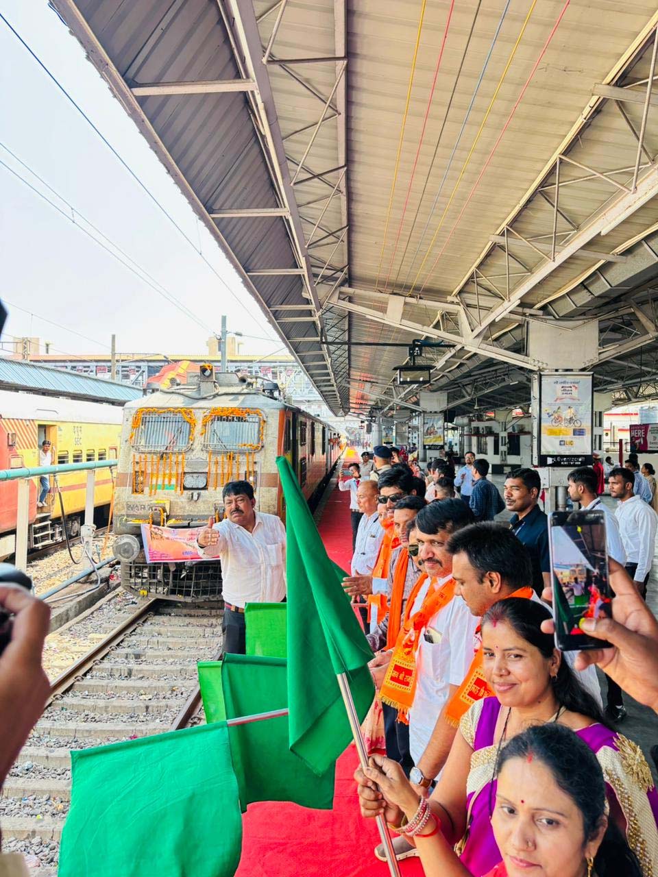 रायपुर : भक्ति की महायात्रा : रामलला के दर्शन को रायपुर से रवाना हुए 850 श्रद्धालु