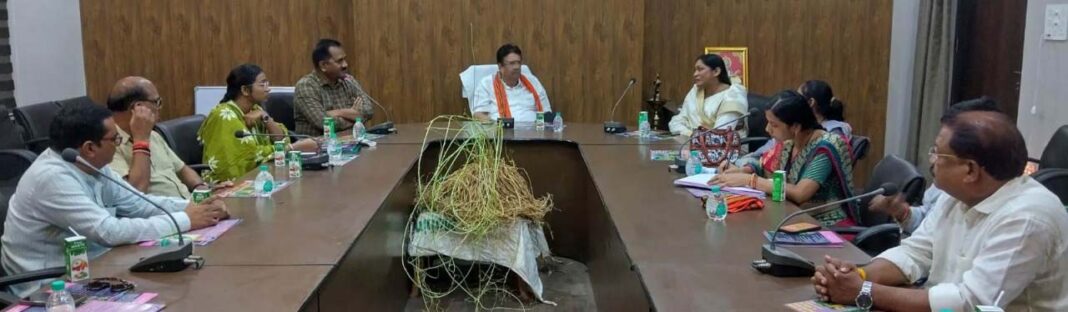 रायपुर : धान की खेती के विकल्प के रूप में औषधीय पौधों की खेती अपनाने के लिए किसान प्रेरित