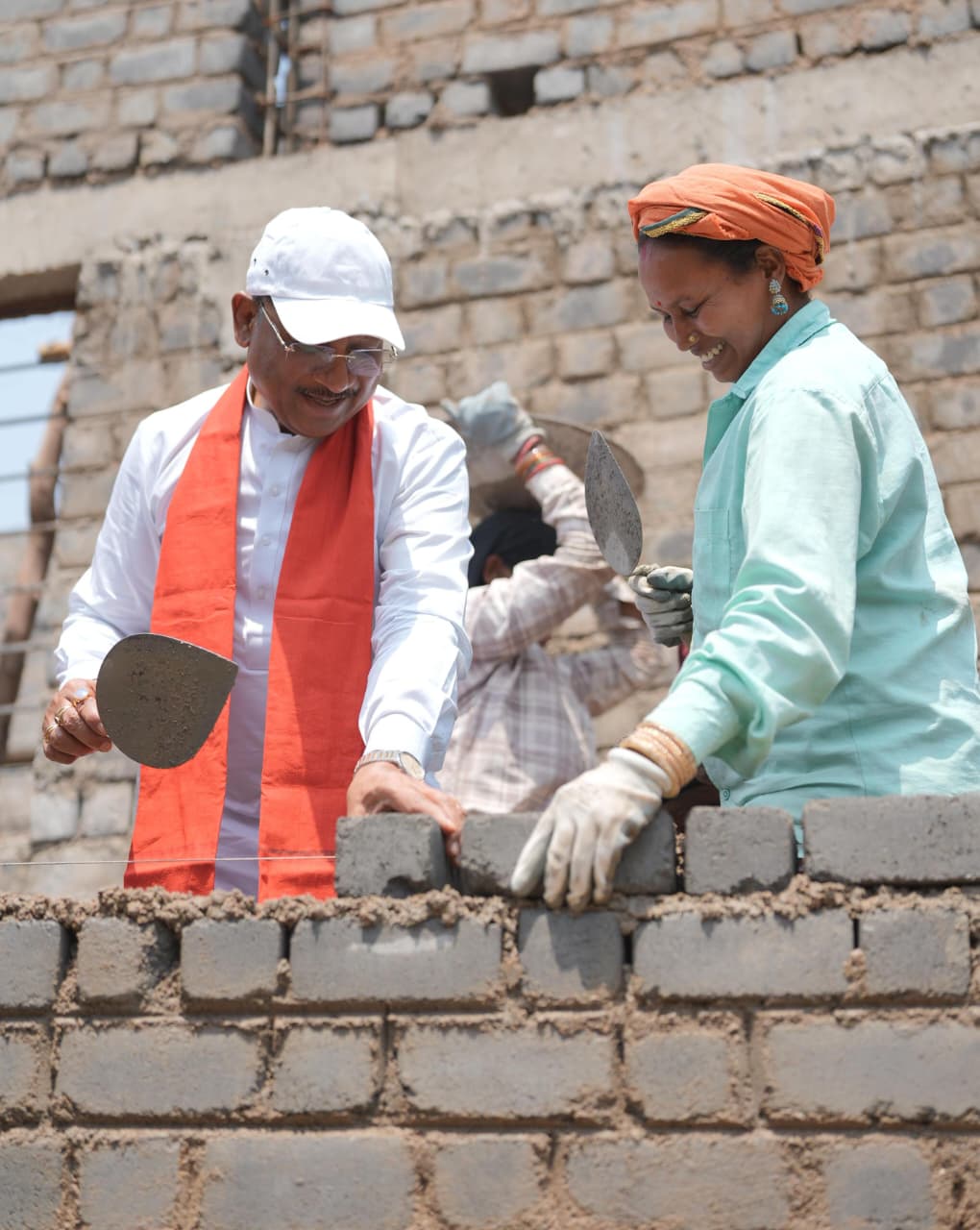 रायपुर : निर्माण स्थल पर मुख्यमंत्री का श्रमदान : श्रमिक बहनों के साथ की ईंट जोड़ाई