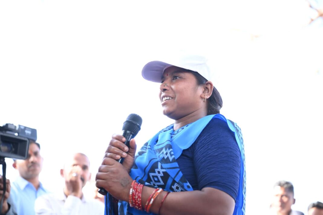 रायपुर: सुशासन तिहार: सरोधी की चौपाल में उभरी बदलाव की प्रेरक कहानी, स्वच्छता दीदी मनीषा मरकाम की आर्थिक स्थिति हुई सशक्त