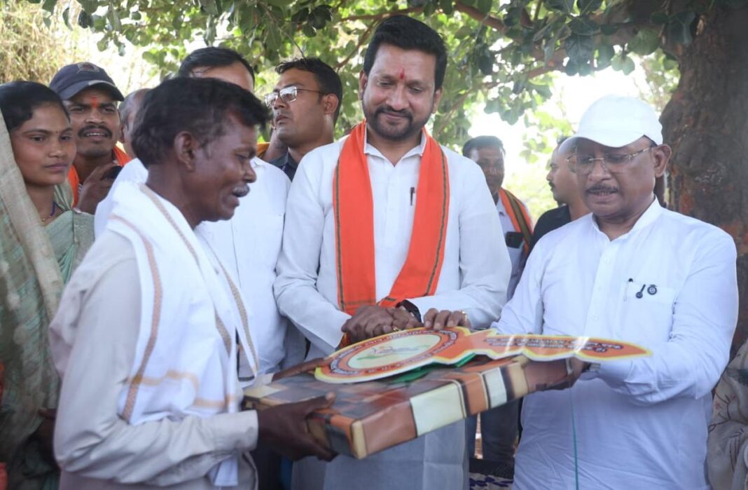 रायपुर : सुशासन तिहार: मुख्यमंत्री विष्णु देव साय ने पीएम जनमन के हितग्राही को सौंपी खुशियों की चाबी