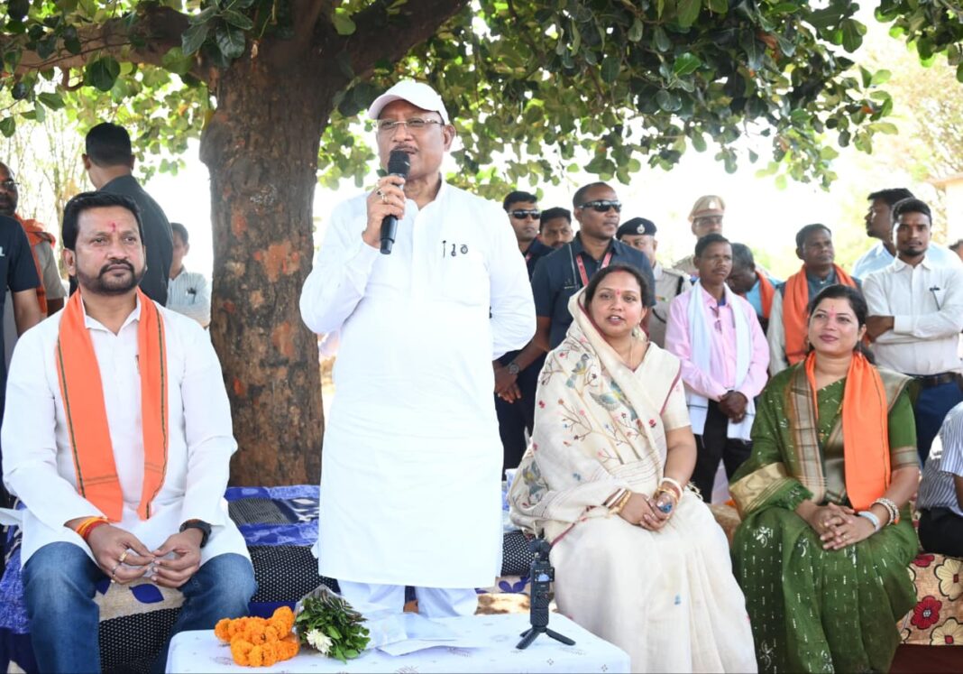 रायपुर : कटहल–गुलमोहर की छांव में सजी चौपाल, मुख्यमंत्री ने सरोधी में सुनी जनता की आवाज