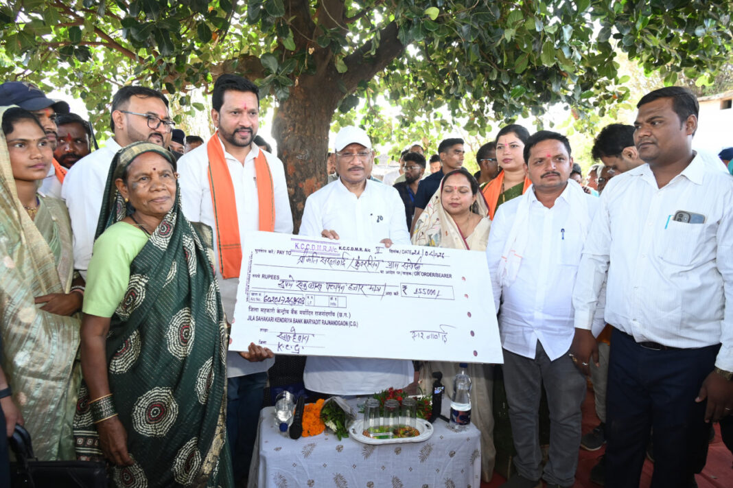 रायपुर : सुशासन तिहार : चौपाल में मिली राहत, सरलाबाई मरावी की समस्या का मुख्यमंत्री ने किया त्वरित समाधान