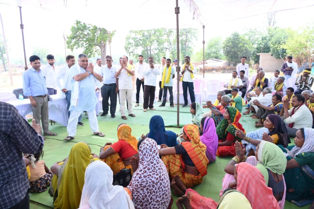 रायपुर : जनदर्शन में मंत्री राजेश अग्रवाल ने सुनी ग्रामीणों की समस्याए
