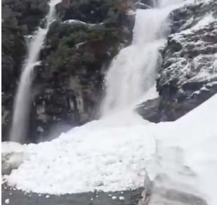 हिमाचल प्रदेश: चंबा में ग्लेशियर टूटा, सड़क बहाली में जुटे थे PWD कर्मचारी, भागकर बचाई जान