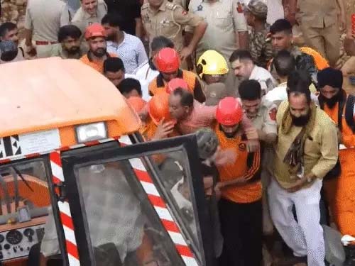 BIG NEWS: जम्मू के बनतालाब में पुल गिरा, मरम्मत के दौरान कार गुजरने से हादसा, 5-7 मजदूर दबे, एक की मौत, रेस्क्यू जारी