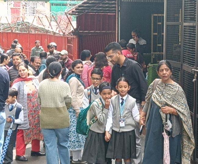 हिमाचल प्रदेश: शिमला में स्कूलों को बम से उड़ाने की धमकी, ईमेल के जरिए आया मैसेज, पेरेंट्स-स्टूडेंट्स में हड़कंप, बच्चों को लेने पहुंचे, सुरक्षा एजेंसियां हाई अलर्ट पर; स्कूल परिसर में ली जा रही तलाशी