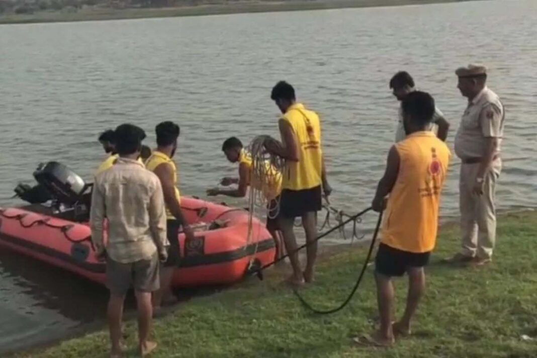 राजस्थान: बांसवाड़ा में बड़ा हादसा, 10 यात्रियों से भरी नाव नदी में पलटी, 8 साल का बच्चा समेत 2 लापता, 8 लोग तैरकर बाहर निकले, रेस्क्यू टीम तलाश में जुटी