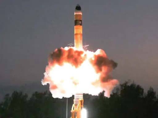 Breaking News: MIRV तकनीक से लैस अग्नि मिसाइल का सफल परीक्षण, DRDO ने तैयार की एक साथ कई टारगेट पर निशाना लगाने की टेक्नोलॉजी, एक से ज्यादा परमाणु हथियार ले जा सकती है