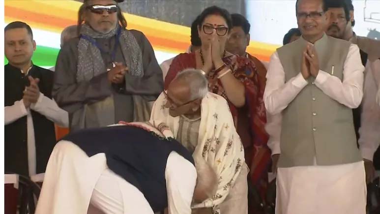 पश्चिम बंगाल: भाजपा सरकार शपथ समारोह- PM मोदी ने 98 साल के कार्यकर्ता माखनलाल सरकार के पैर छुए, आशीर्वाद लिया, 82 साल से RSS से जुड़े, श्यामा प्रसाद मुखर्जी के साथ कश्मीर में तिरंगा फहराया, जेल गए