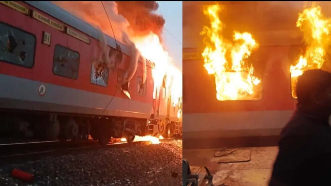 मध्य प्रदेश: रतलाम में बड़ा रेल हादसा, राजधानी एक्सप्रेस के एसी कोच में लगी भीषण आग, 68 यात्रियों को बचाया गया; राहत कार्य के लिए आ रही रेलवे कर्मचारियों की वैन भी दुर्घटनाग्रस्त हुई, खाई में पलटी, 5 घायल