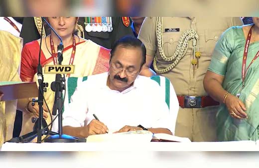 Breaking News: वीडी सतीशन केरलम के 13वें CM बने, 64 साल बाद राज्य में किसी मुख्यमंत्री ने पूरी कैबिनेट के साथ शपथ ली; राहुल-प्रियंका मौजूद रहे