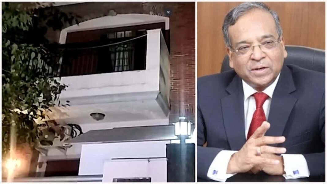 नई दिल्ली: रिटायर्ड IAS अधिकारी की घर में आग लगने से मौत, बेटे का अस्पताल में इलाज जारी, AC यूनिट में ब्लास्ट हुआ था, पुलिस बोली- किसी साजिश का शक नहीं, जांच जारी