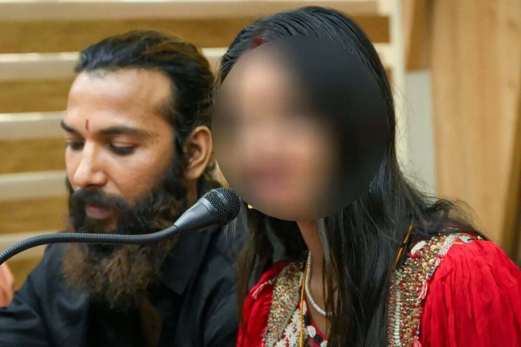वायरल गर्ल मोनालिसा ने खुद को बताया बालिग, इंदौर हाईकोर्ट में याचिका दायर की, बोली- ओरिजनल बर्थ सर्टिफिकेट बदला गया, साजिश कर मुझे नाबालिग दिखाने की कोशिश