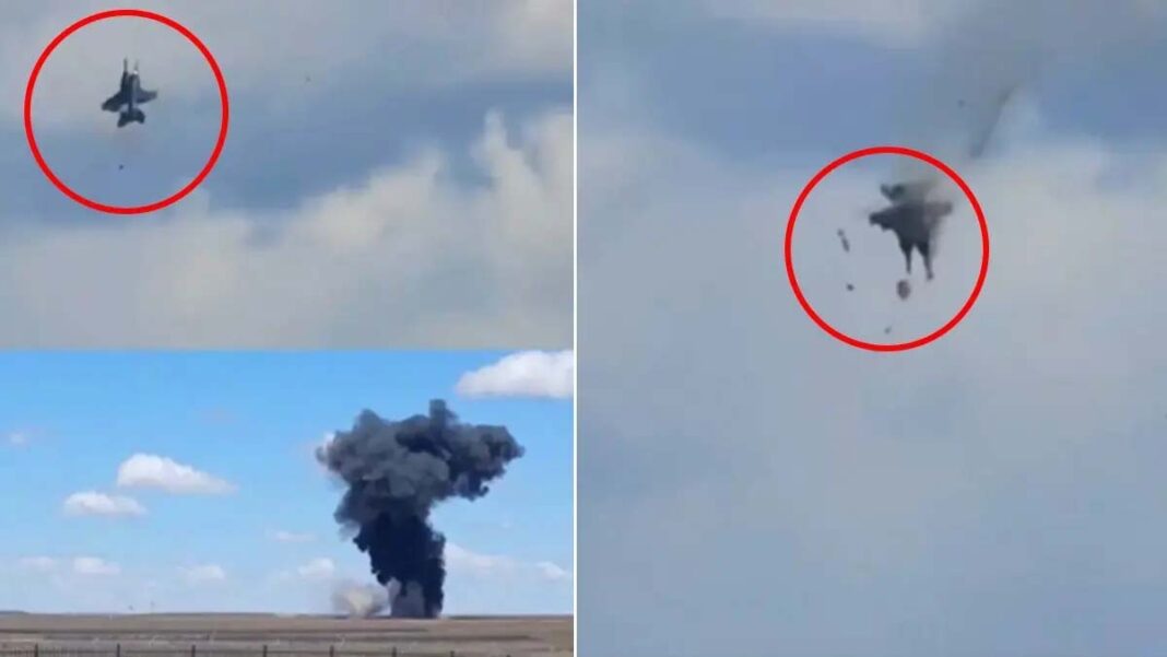 Breaking News: अमेरिका में एयर शो के दौरान हादसा, हवा में टक्कर के बाद दो EA-18G फाइटर जेट क्रैश, सभी 4 क्रू मेंबर सुरक्षित निकले