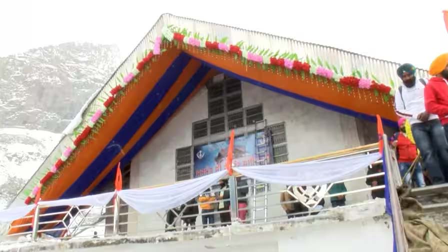 उत्तराखंड: चमोली में 225 दिन बाद खुले हेमकुंड साहिब के कपाट, 5 क्विंटल फूलों से सजा धाम, 3000 श्रद्धालुओं ने किए दर्शन; अब तक 67 हजार से ज्यादा रजिस्ट्रेशन