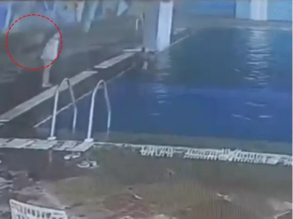 ग्वालियर: होटल के स्विमिंग पूल में 7 साल के बच्चे की डूबने से मौत, CCTV में कैद घटना, वेद गलती से 5 फीट गहराई वाले हिस्से में कूद गया, काफी देर तक छटपटाया लेकिन निकल नहीं पाया