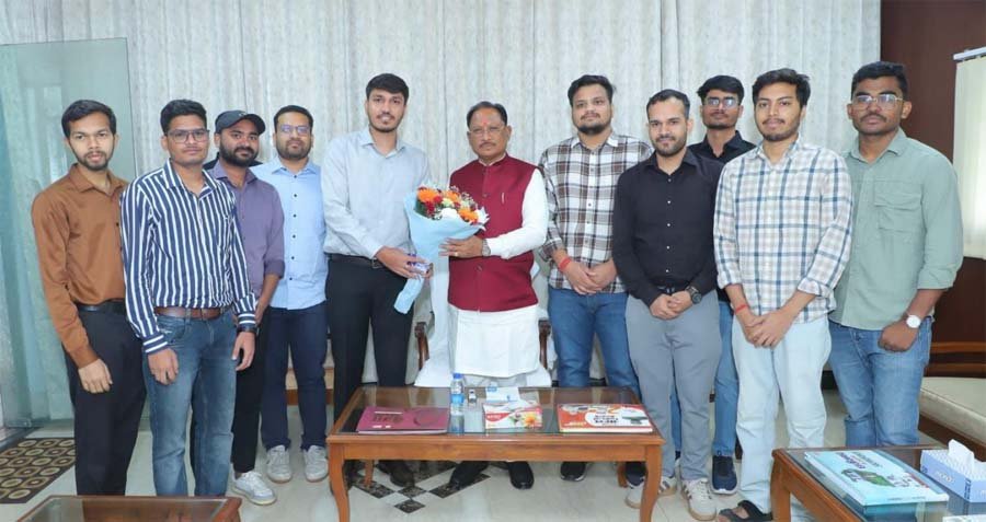 रायपुर : मुख्यमंत्री विष्णुदेव साय ने यूपीएससी प्रारंभिक परीक्षा में सफल ट्राइबल यूथ हॉस्टल के विद्यार्थियों से की मुलाकात
