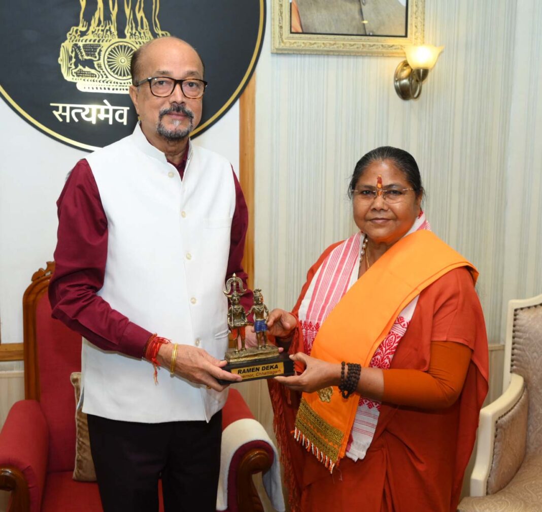रायपुर : राज्यपाल डेका से राष्ट्रीय पिछड़ा वर्ग आयोग की अध्यक्ष साध्वी निरंजन ज्योति ने की सौजन्य भेंट