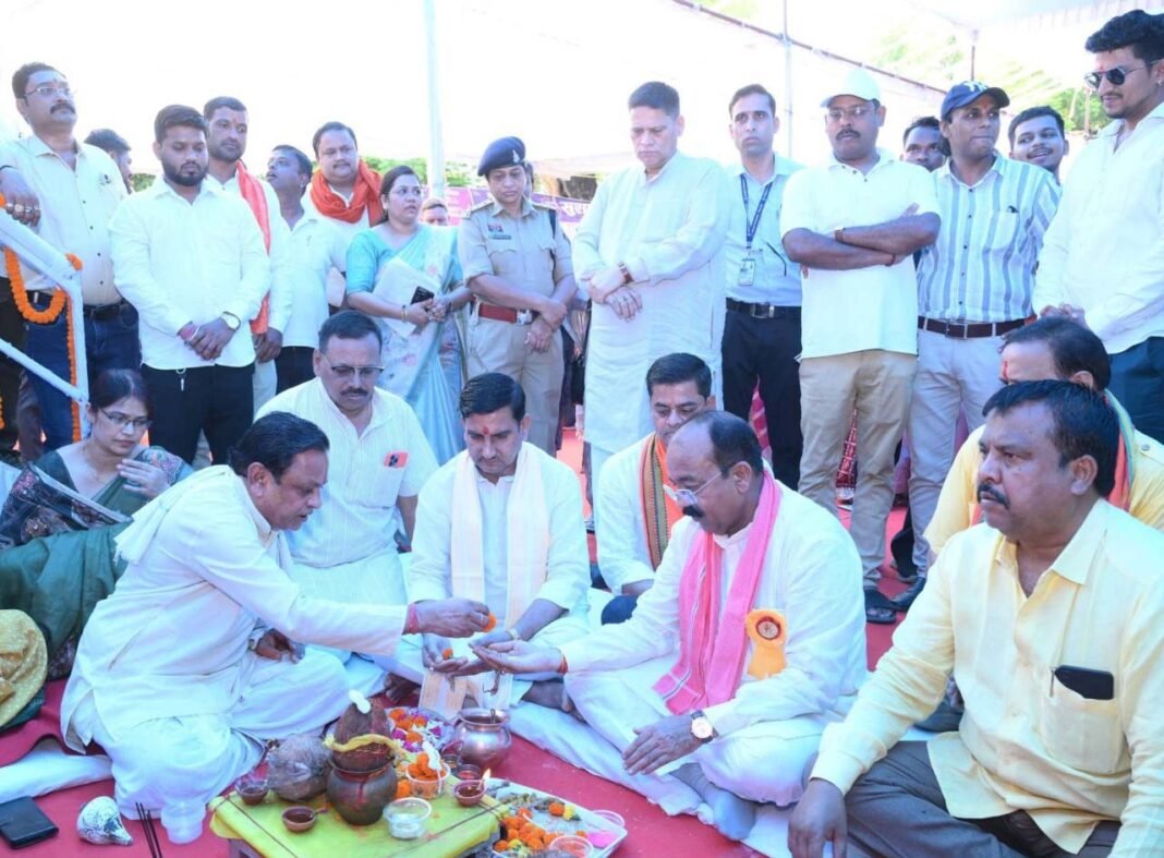 रायपुर : विकास की नई इबारत लिख रहा बिलासपुर, योजनाओं का लाभ अंतिम व्यक्ति तक पहुंचाना हमारी प्रतिबद्धता – केंद्रीय राज्य मंत्री तोखन साहू