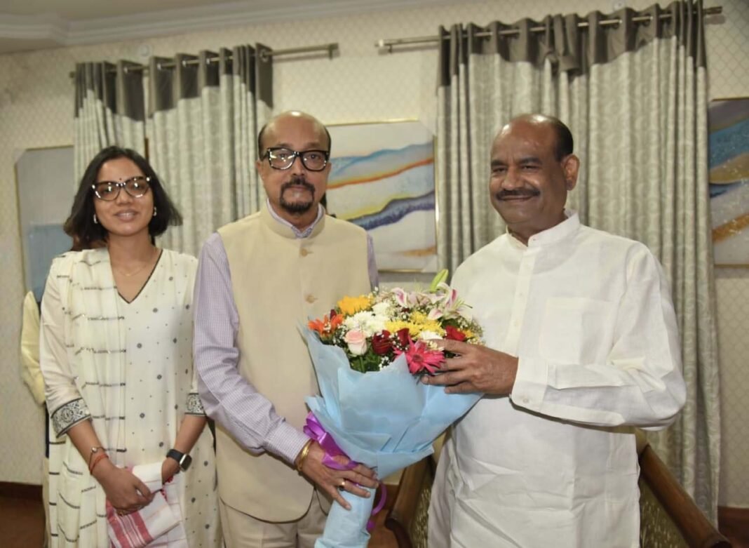 रायपुर : राज्यपाल रमेन डेका ने किया लोकसभा अध्यक्ष बिड़ला का आत्मीय स्वागत