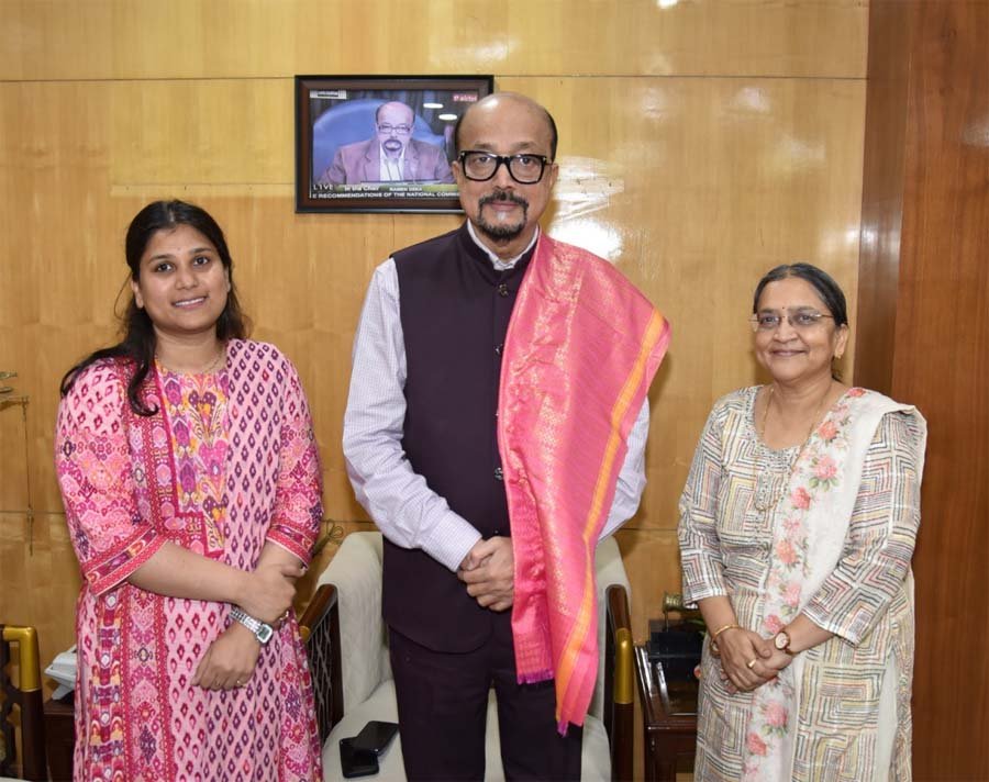 रायपुर : राज्यपाल डेका से सुप्रीम कोर्ट में छत्तीसगढ़ की स्टैंडिंग काउंसिल सुश्री जैन ने की सौजन्य भेंट