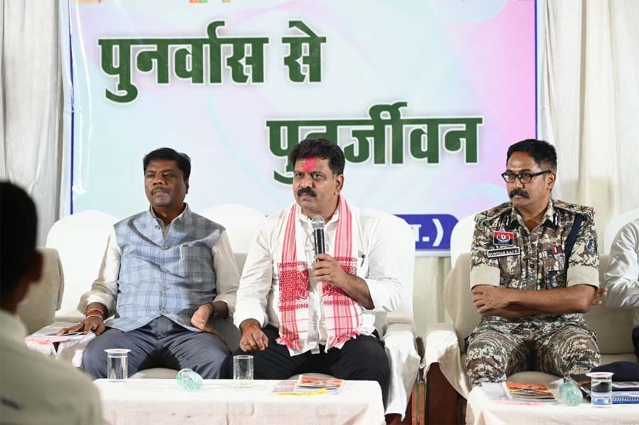 रायपुर : पुनर्वासित युवाओं से मिले उप मुख्यमंत्री विजय शर्मा और वन मंत्री केदार कश्यप