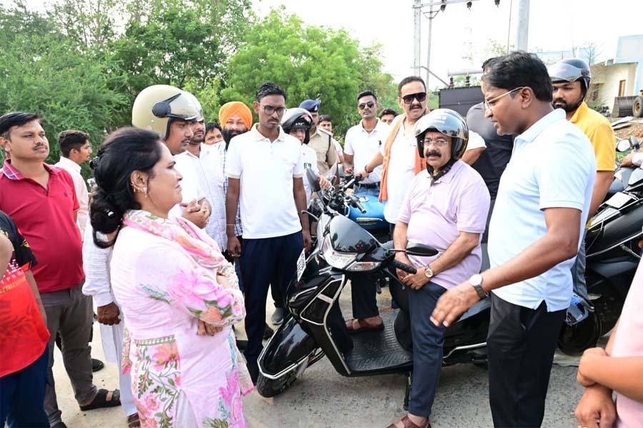 रायपुर : स्कूटी से शहर का निरीक्षण करने निकले उप मुख्यमंत्री अरुण साव