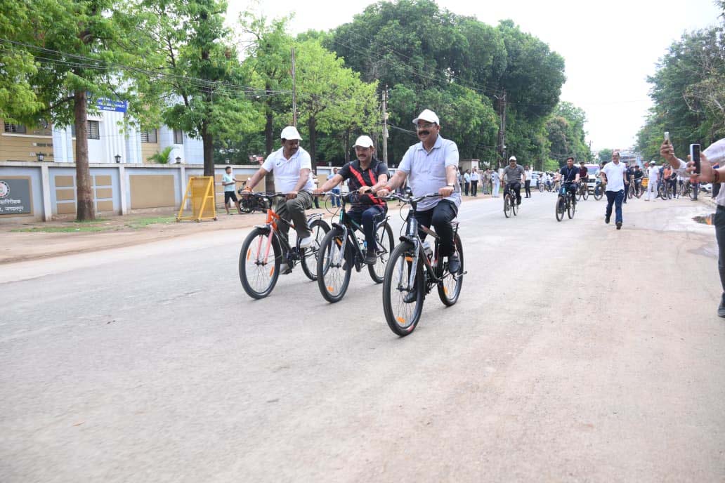 रायपुर : उप मुख्यमंत्री अरुण साव ने सायकल चलाकर फिट रहने और पर्यावरण संरक्षण का दिया संदेश