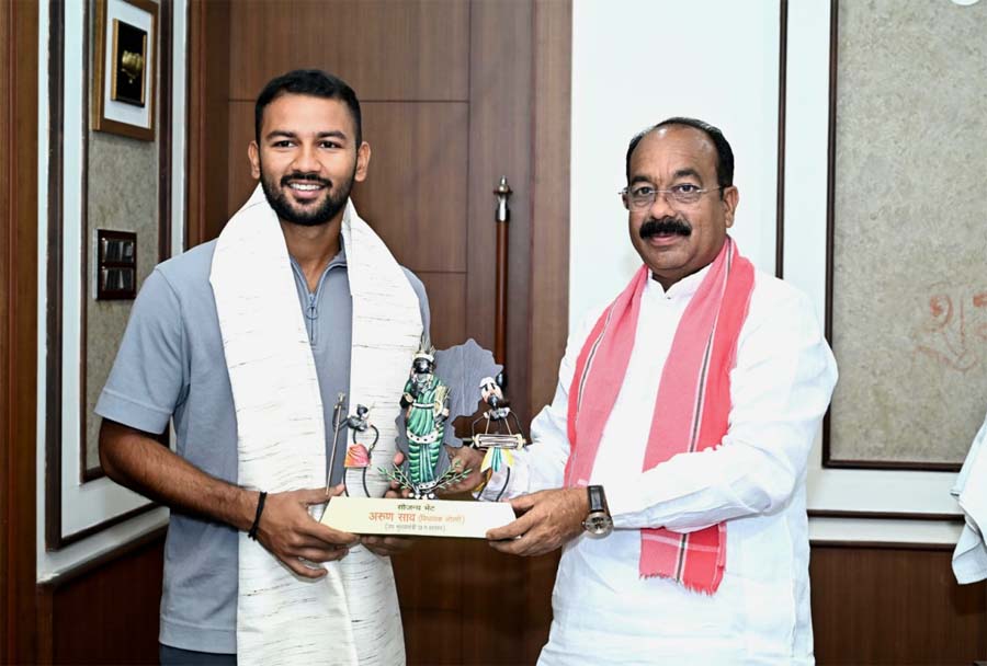 रायपुर : उप मुख्यमंत्री अरुण साव से क्रिकेटर आयुष पाण्डेय ने की सौजन्य मुलाकात