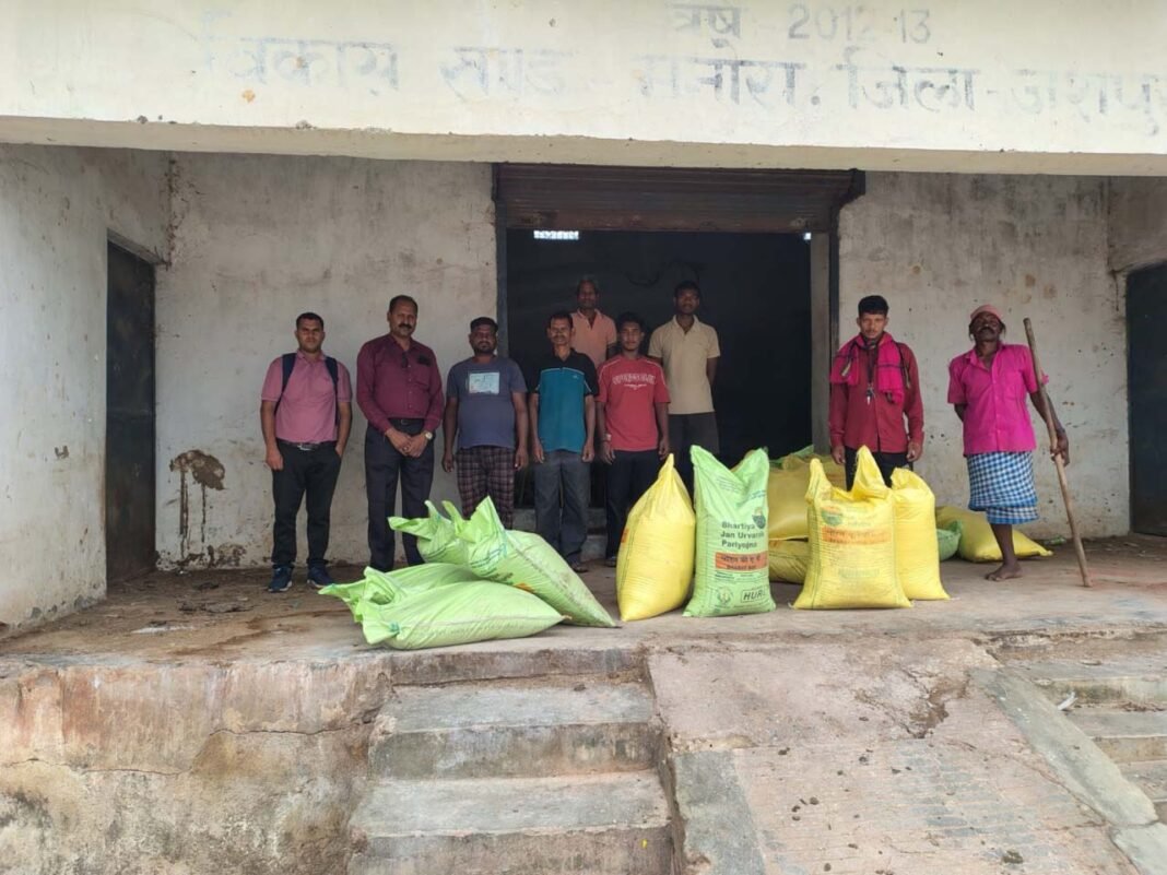 रायपुर : सरकार बनी किसानों की ताकत, जशपुर में रियायती दरों पर मिल रहे खाद-बीज