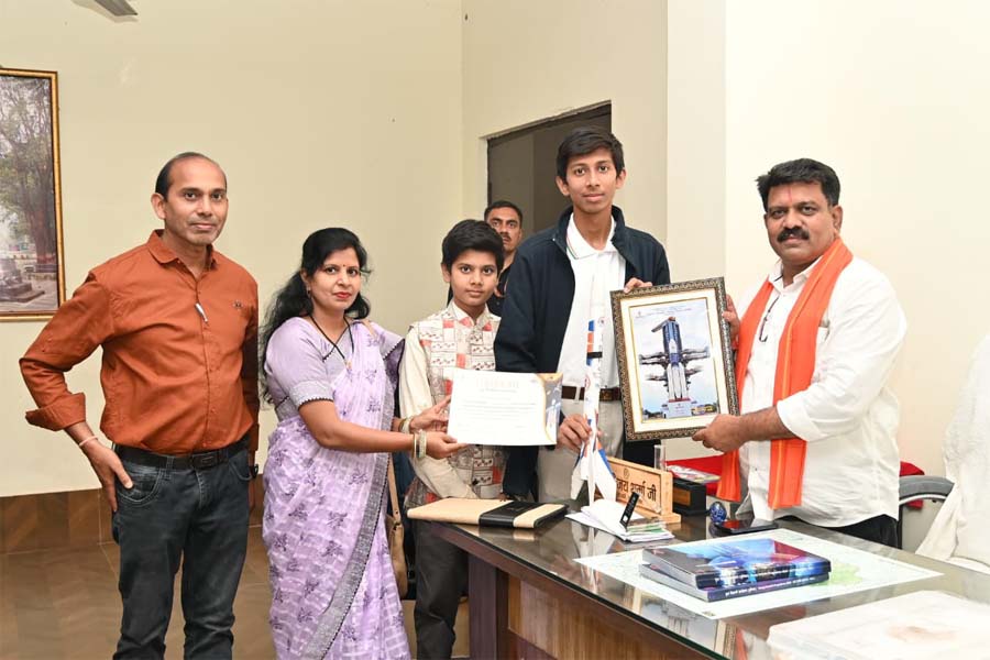 रायपुर : इसरो के युविका कार्यक्रम के लिए चयनित अभिषेक से मिले उप मुख्यमंत्री विजय शर्मा, दी शुभकामनाएं