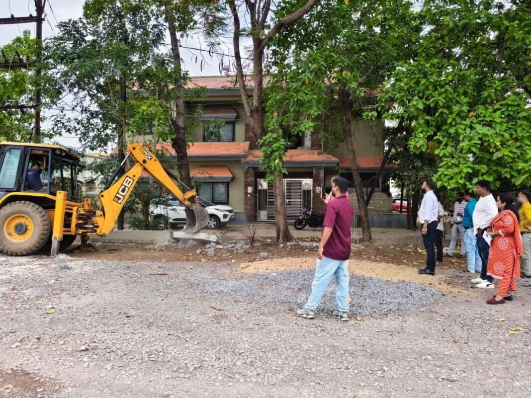 रायपुर : सेजबहार फेस-1 कॉलोनी की भूमि से गृह निर्माण एवं अधोसंरचना विकास मंडल ने हटाया अतिक्रमण
