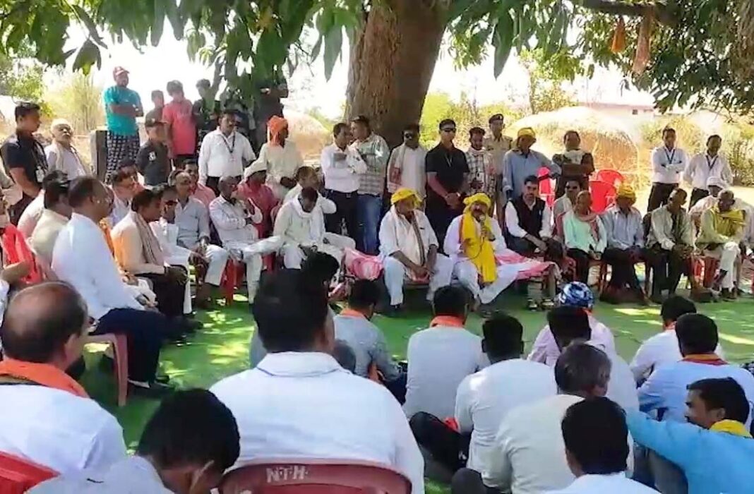 रायपुर : उप मुख्यमंत्री अरुण साव ने आम पेड़ के नीचे लगाई चौपाल