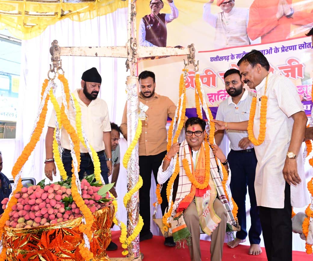 रायपुर : जन्मदिवस पर मौसमी फलों और लड्डू से तौले गए वित्त मंत्री ओपी चौधरी