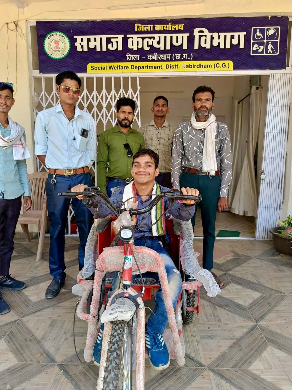 रायपुर : दिव्यांग मनुराज को मिला संबल, मोटराइज्ड ट्राईसाइकिल से अब शिक्षा की राह होगी आसान