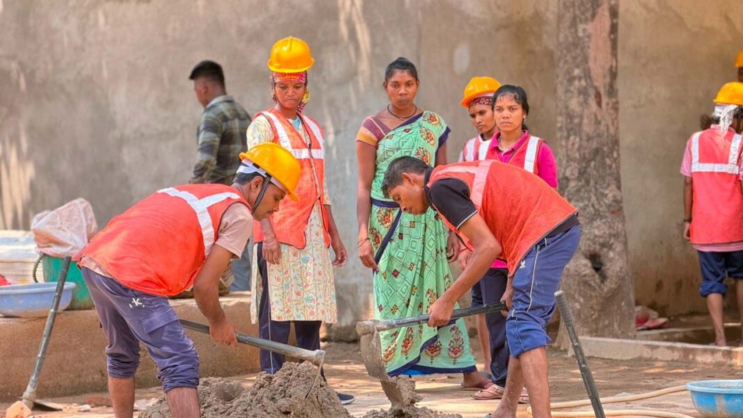 रायपुर : जब बंदूक छूटी, तो हाथों में आया सुनहरा भविष्य : सुकमा में आत्मसमर्पित युवाओं की जिंदगी लिख रही विकास की नई कहानी