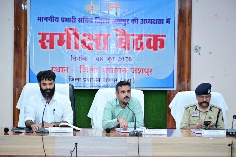 रायपुर : प्रभारी सचिव अंकित आनंद ने की जिले के विकास कार्यों की व्यापक समीक्षा