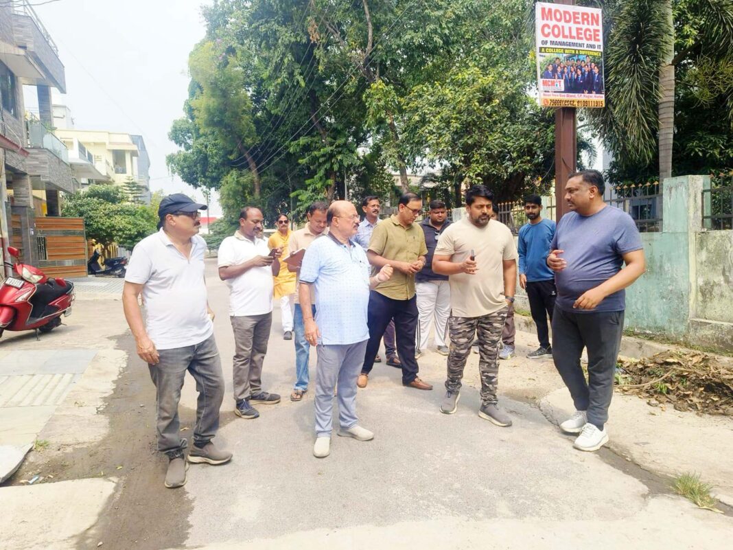 कोरबा: आयुक्त ने आर.पी. नगर में डोर-टू-डोर पहुंच कर घरों में सोलर पैनल लगवाने लोगों से किया आग्रह