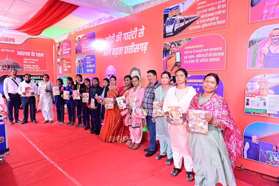रायपुर : फोटो प्रदर्शनी के दूसरे दिन विद्यार्थियों और आमजनों ने दिखाई उत्साहपूर्ण भागीदारी