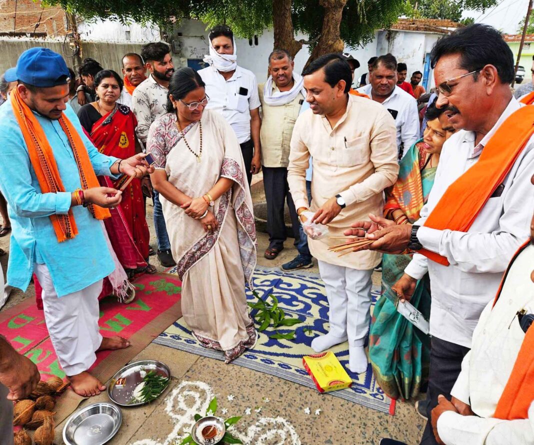 KORBA : महापौर संजूदेवी राजपूत ने पार्षद नरेन्द्र देवांगन व अन्य पार्षदों, जनप्रतिनिधियों की उपस्थिति में वार्ड क्र. 52 एवं 54 में 72 लाख रू. के सड़क डामरीकरण कार्य का किया भूमिपूजन