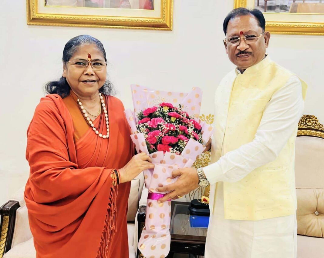 रायपुर : मुख्यमंत्री विष्णु देव साय से राष्ट्रीय पिछड़ा वर्ग आयोग की अध्यक्ष साध्वी निरंजन ज्योति ने की सौजन्य भेंट