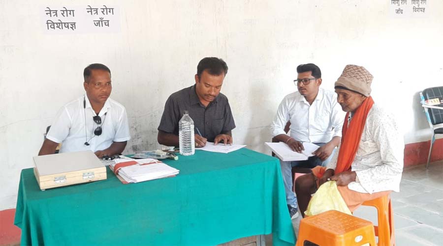 रायपुर : दूरस्थ गांव में पहुंचीं विशेषज्ञ स्वास्थ्य सेवाएं, 73 ग्रामीणों को मिला लाभ