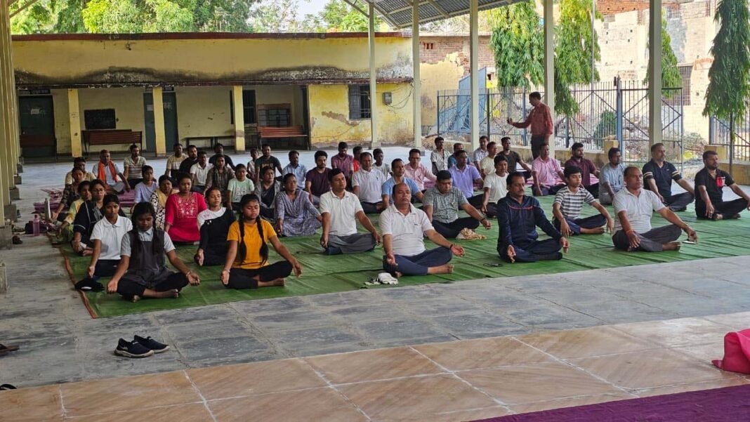 रायपुर : पुसौर में उत्साहपूर्वक मनाया गया अंतरराष्ट्रीय योग दिवस, सैकड़ों लोगों ने किया सामूहिक योगाभ्यास