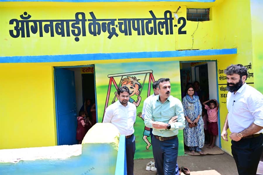 रायपुर : प्रभारी सचिव अंकित आनंद ने चापाटोली मॉडल आंगनबाड़ी केंद्र का किया निरीक्षण